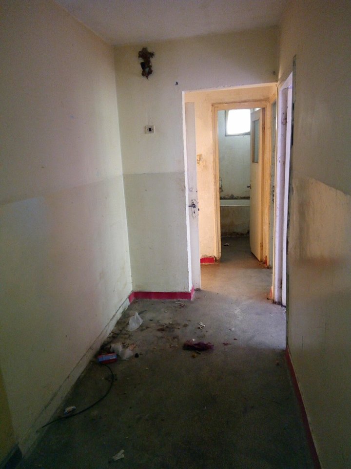 FOTO/ Apartamentele repartizate medicilor de la Spitalul de Psihiatrie Galați, pline de gunoaie, cu pereți scorojiți, țevi ruginite și geamuri sparte