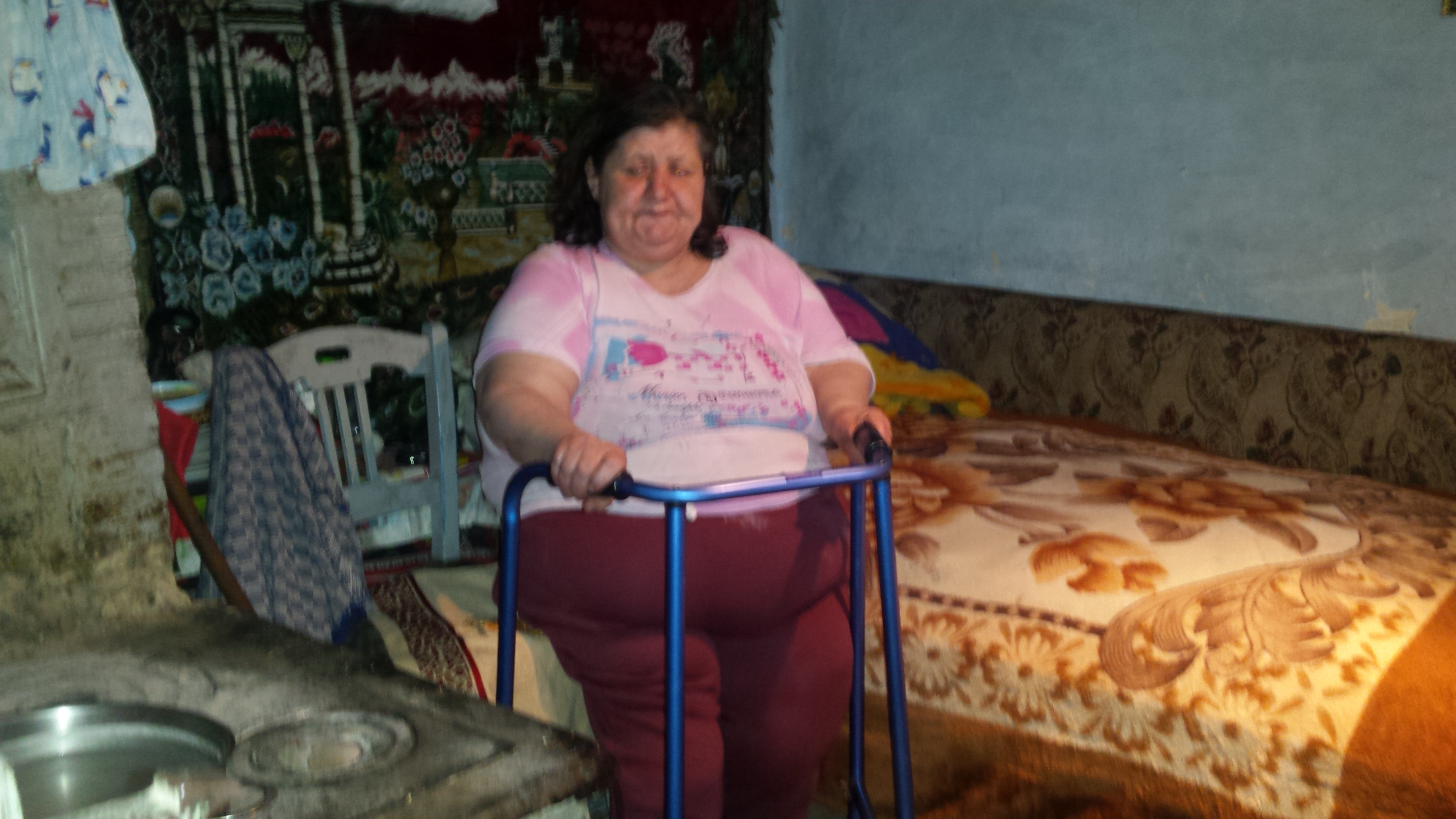 Au ajuns să trăiască din mila vecinilor după ce au fost alungate de acasă! Povestea emoţionantă a unei fetiţe care vrea să devină jurnalist! GALERIE FOTO
