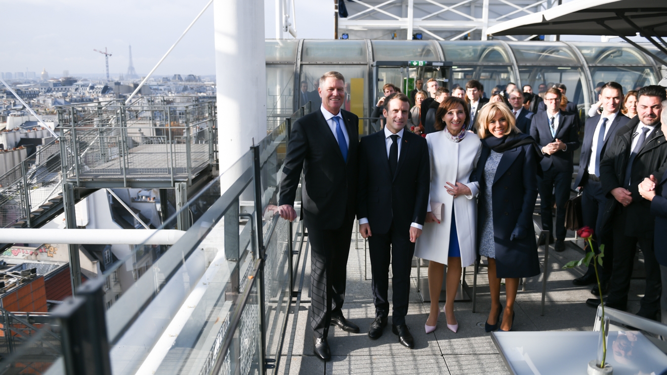 GALERIE FOTO / Carmen Iohannis a impresionat cu ținutele purtate la Paris. Ea și Brigitte Macron au fost în centrul atenției