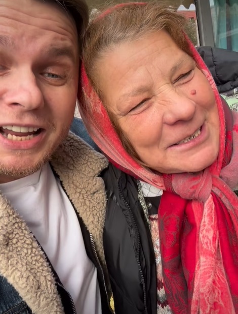Soacra lui Codin Maticiuc vinde flori în București. Cu basma pe cap și zâmbetul pe buze, doamna Paula s-a bucurat că ginerele a vizitat-o la muncă