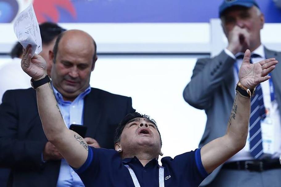 Reacțiile lui Diego Maradona din timpul meciului Franța - Argentina 4-3. La final, a pus tunurile pe selecționer / GALERIE FOTO