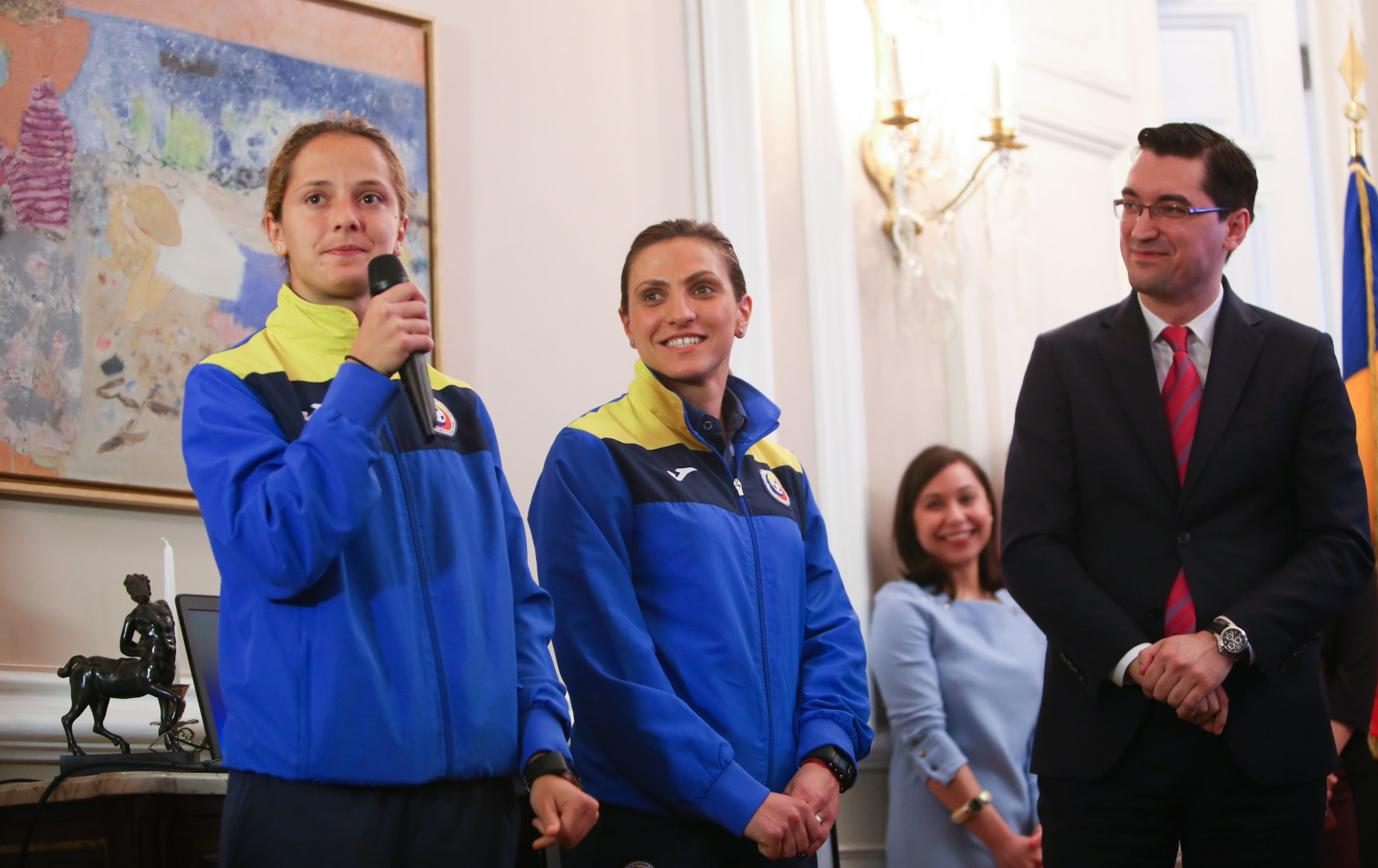 Fetele din naționala de fotbal, mărțișoare de la Ambasada Franței. Și dinamoviștii au onorat Ziua Femeii. ”Bizonașul” a făcut deliciul zilei/ FOTO