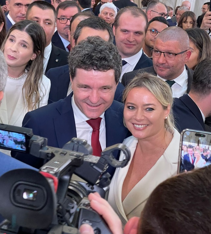 Imagini cu vedetele la învestirea lui Nicușor Dan. Delia, Andreea Raicu și Anca Serea nu au ratat ocazia de a face poză cu noul președinte al României