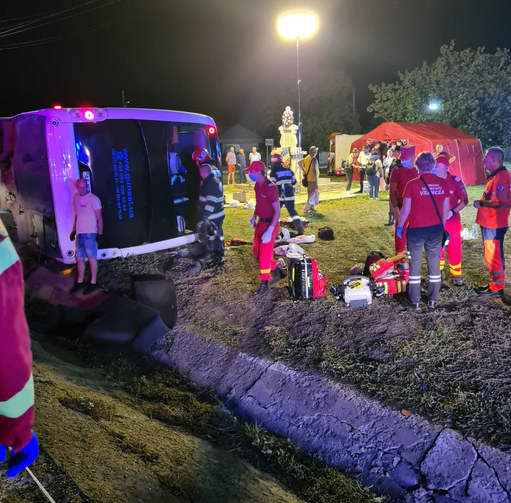 Un autocar cu ucraineni s-a răsturnat în Vrancea. 20 de oameni, printre care și copii, au ajuns la spital