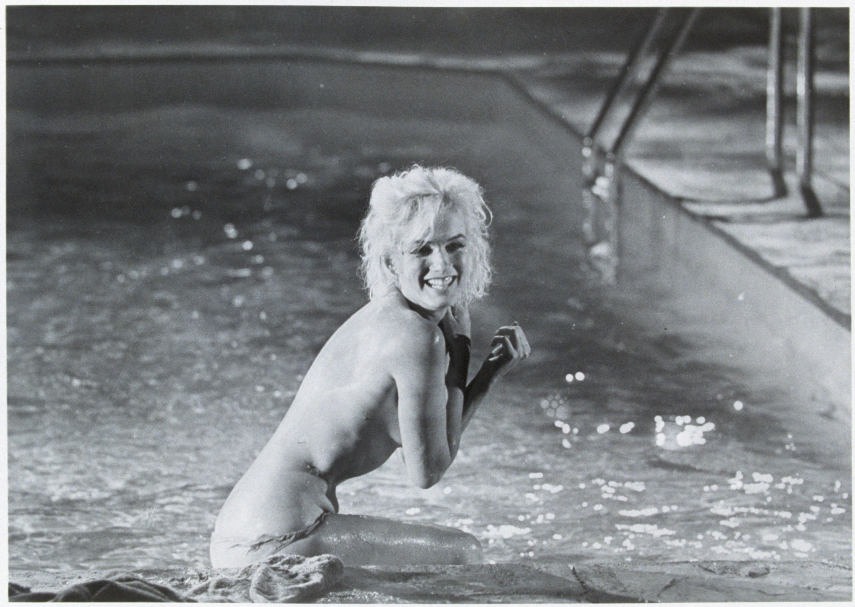 Fotografii nemaivăzute: Marilyn Monroe goală într-o piscină | GALERIE FOTO