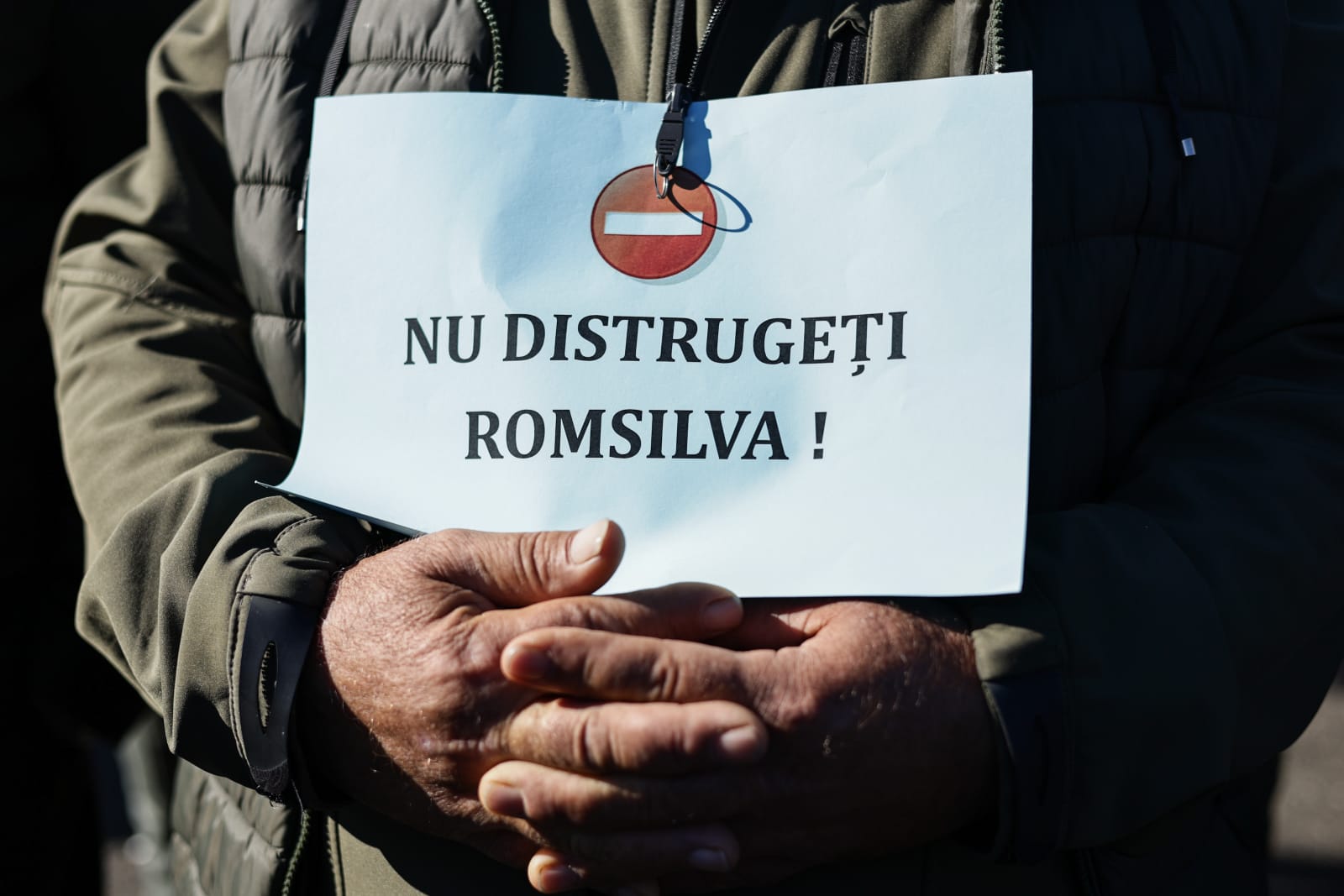 Mii de oameni au protestat în Piața Victoriei  pentru creşterea salariului minim şi a pensiilor. Sloganurile politice, interzise