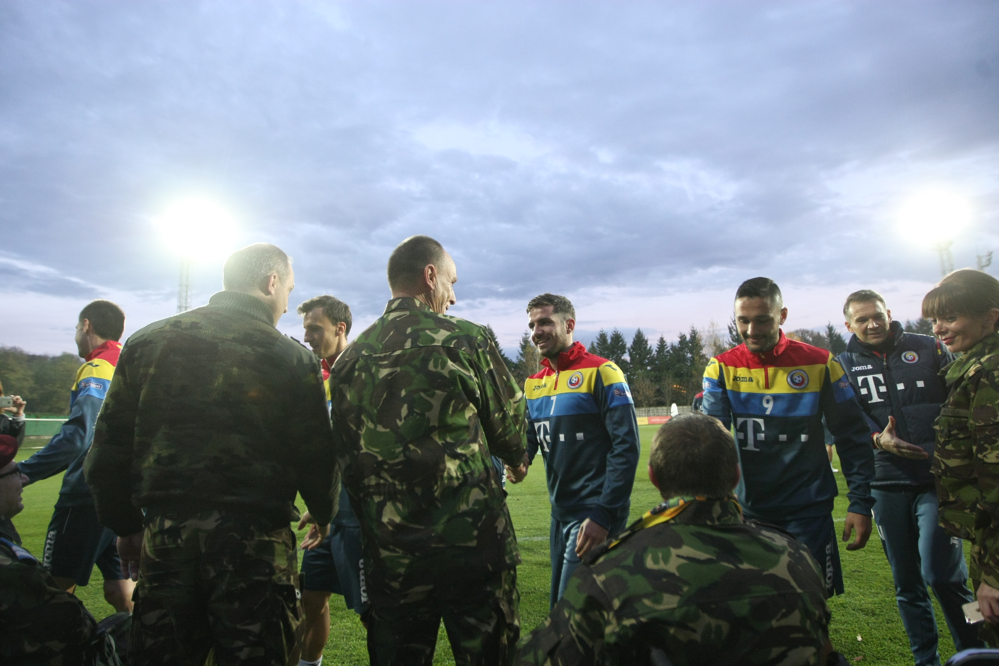 România - Polonia (11 noiembrie, ora 21.45, TVR 1). Ce s-a întâmplat la primul antrenament al naționalei. Spinning, miuță, autografe pentru copii! | FOTO&VIDEO