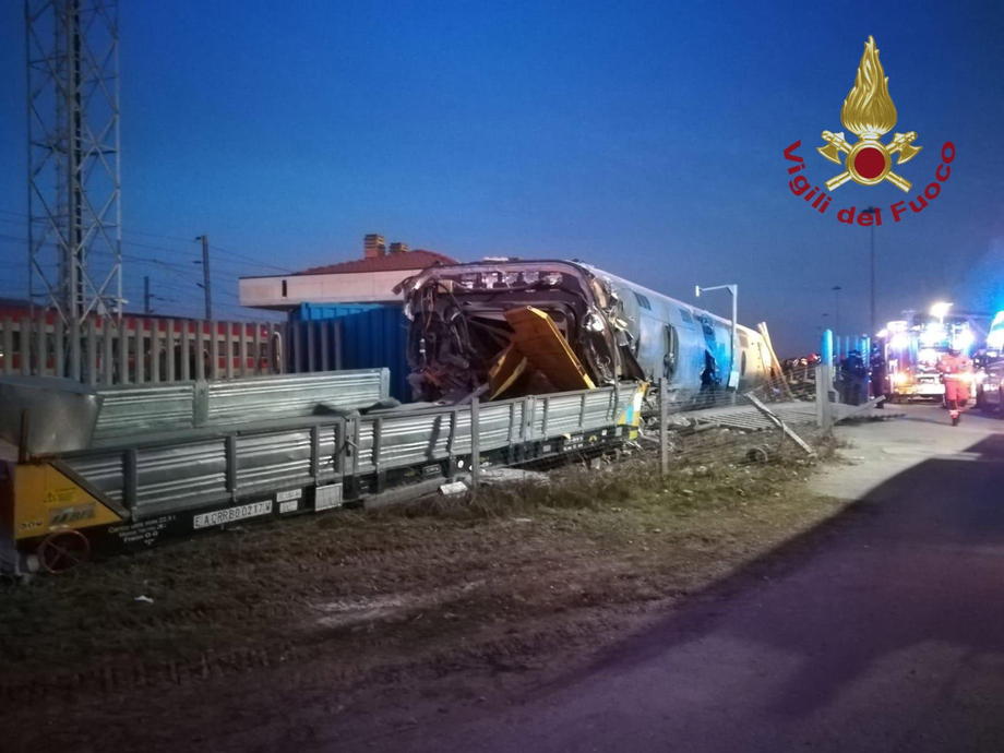 Un tren de mare viteză a deraiat în Italia. Cel puțin două persoane au murit şi 28 sunt rănite