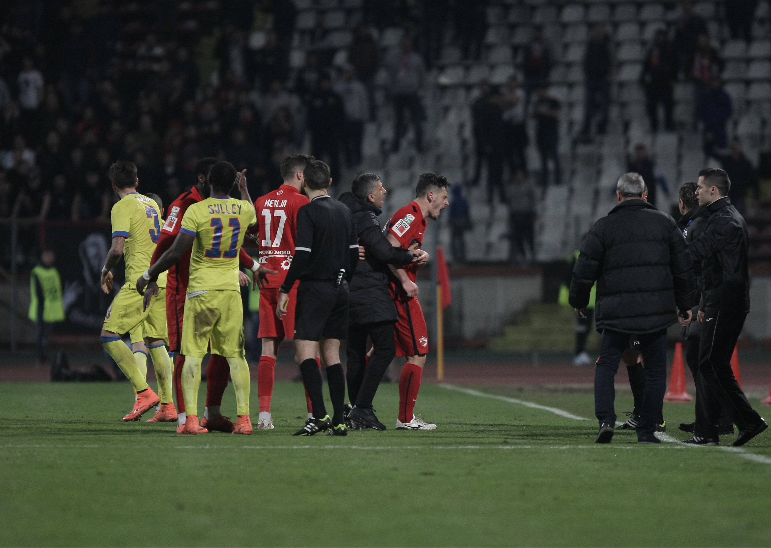 Liga 1, etapa 1, play-off: Dinamo - Steaua 1-1. Hamroun, dintr-un ofsaid puțin detectabil, a găsit plasa cu un șut la colțul lung. Ex-stelistul Bicfalvi a ridicat ”câinii” din Groapă și a egalat în final! Dramă Marica: s-a accidentat, iar Euro 2016 e tot mai departe! Dinamo, 11 meciuri fără eșec. Fiecare echipă a terminat jocul în 10 oameni / BLOG&FOTO