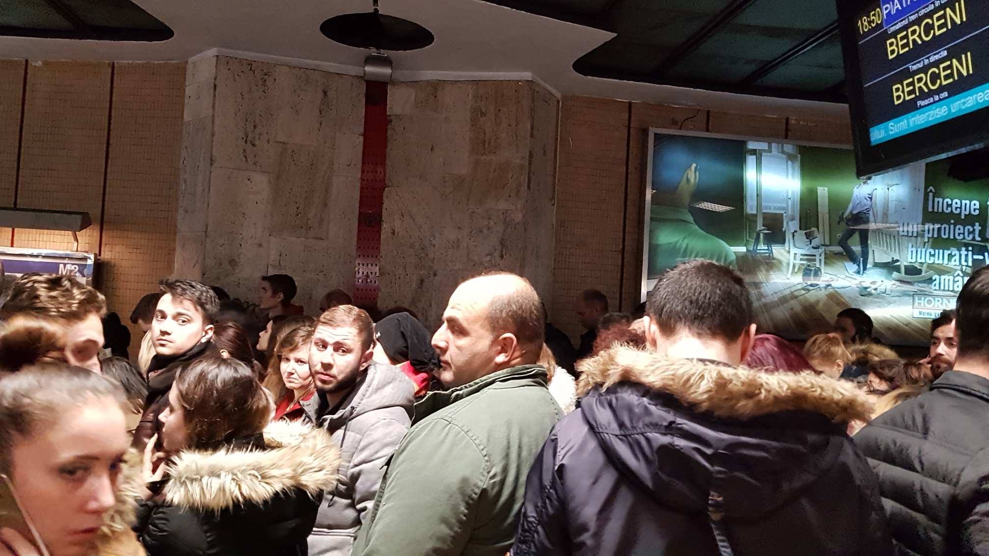 FOTO&VIDEO/ Haos la metrou, în Ajun de Moș Nicolae. Stația Piața Victoriei, blocată de numărul mare de călători