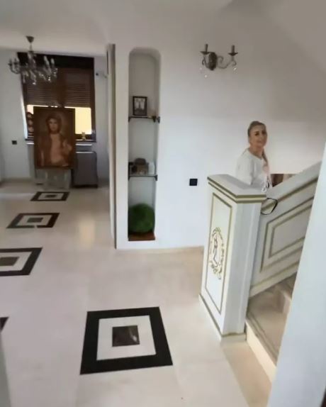 Imagini din vila cu 5 etaje a Anamariei Prodan. Vrea să își pună lift: „Arăbesc, turcesc, cum vreți voi, mie îmi place” VIDEO