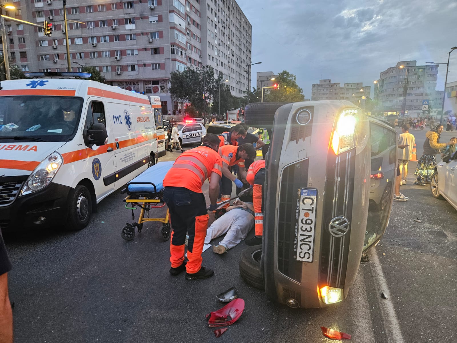 O autospecială de poliție în misiune, spulberată de o șoferiță care nu a acordat prioritate, la Constanța. Trei oameni au fost răniți