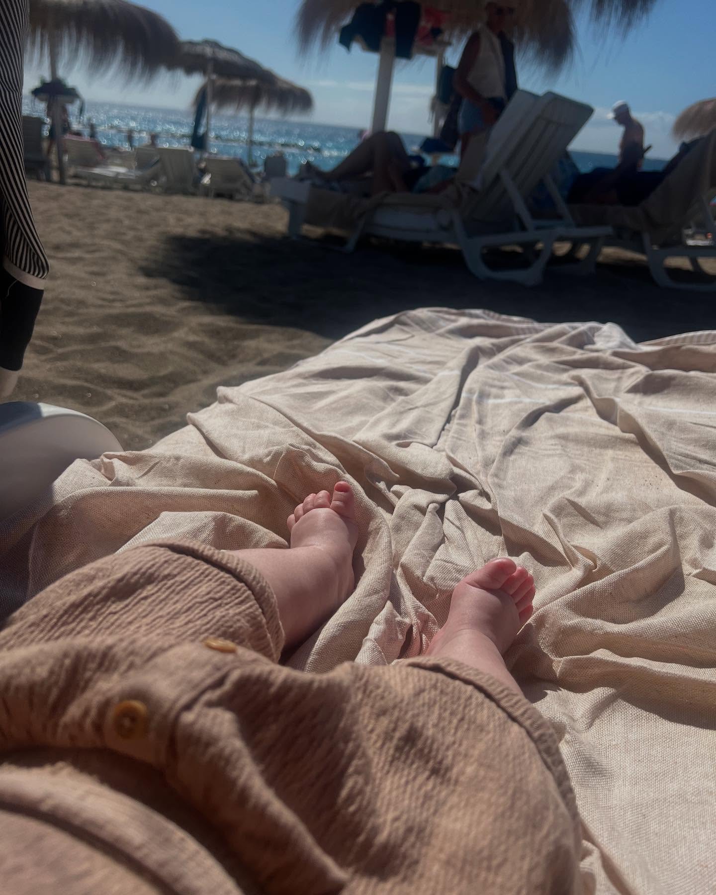 Anca Dinicu și-a dus fiul în prima vacanță la plajă. Imagine rară cu Radu și partenerul actriței, Georgian Păun