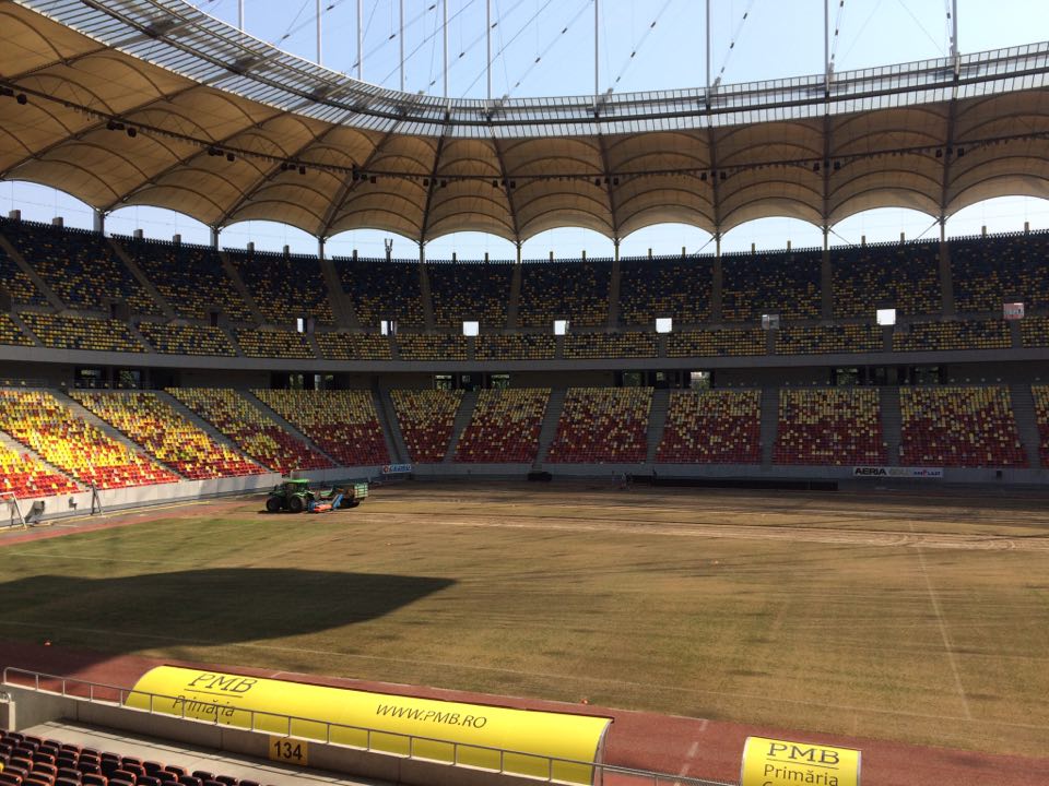 Cea de-a opta schimbare a gazonului de pe Arena Națională a început în forță, cu un tractor, două remorci și câteva lopeți | FOTO&VIDEO