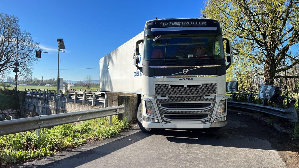 Șofer român de TIR amendat cu 87 de euro în Italia, după ce a blocat camionul pe un pod. Va plăti și cheltuielile serviciilor de deblocare