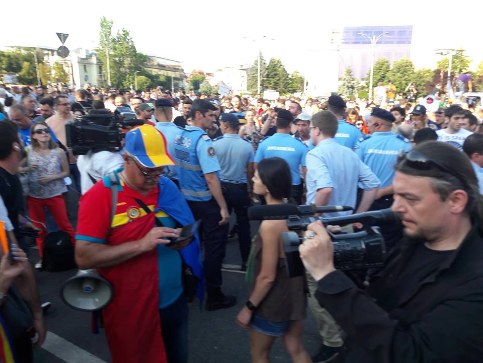 UPDATE. Protest în Piața Victoriei față de adoptarea CPP. Oameni amendați și îmbrânceli cu jandarmii (Foto&Video)