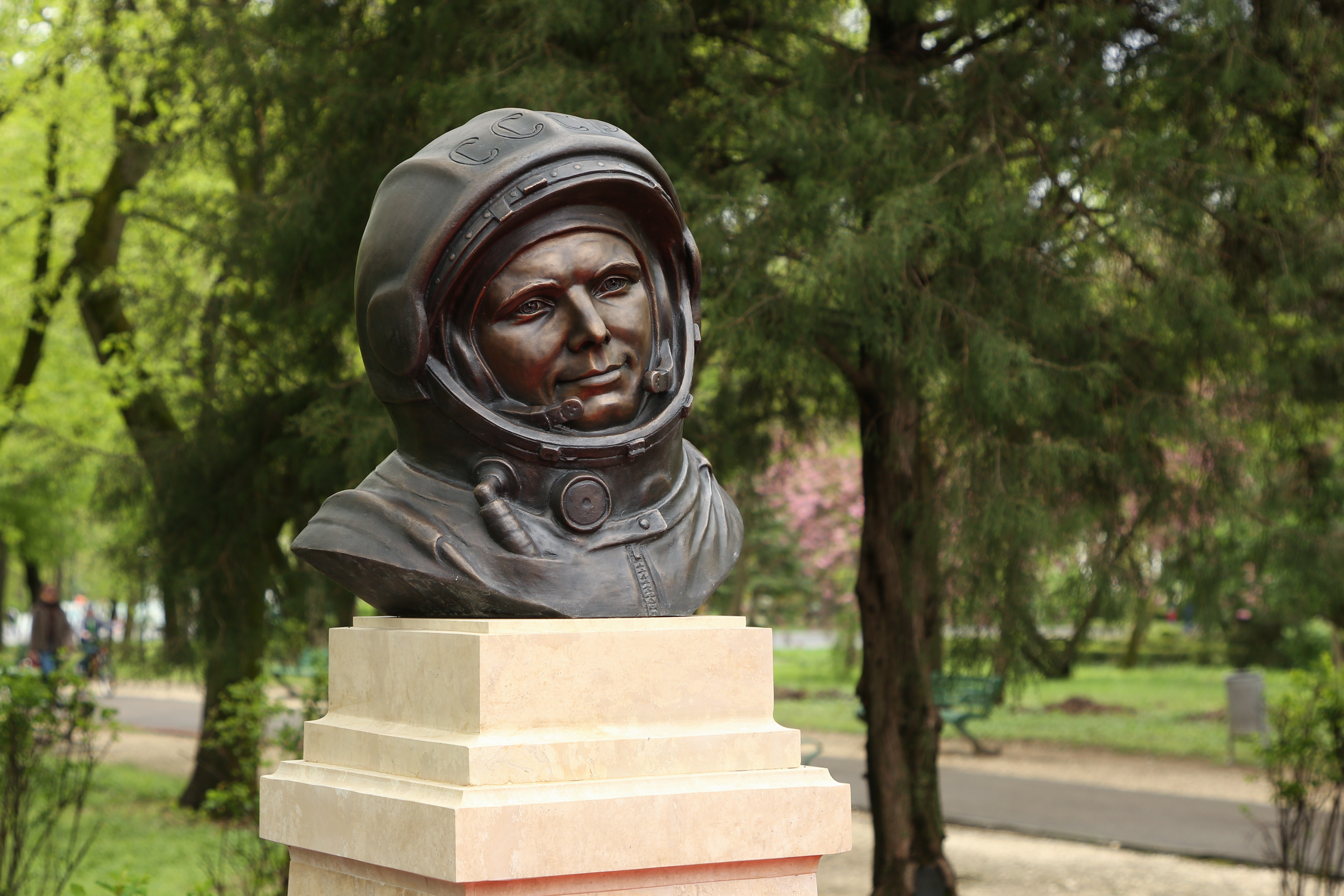 FOTO / Bust din bronz al cosmonautului Iuri Gagarin, inaugurat în Parcul Herăstrău. La eveniment a participat și Dumitru Prunariu