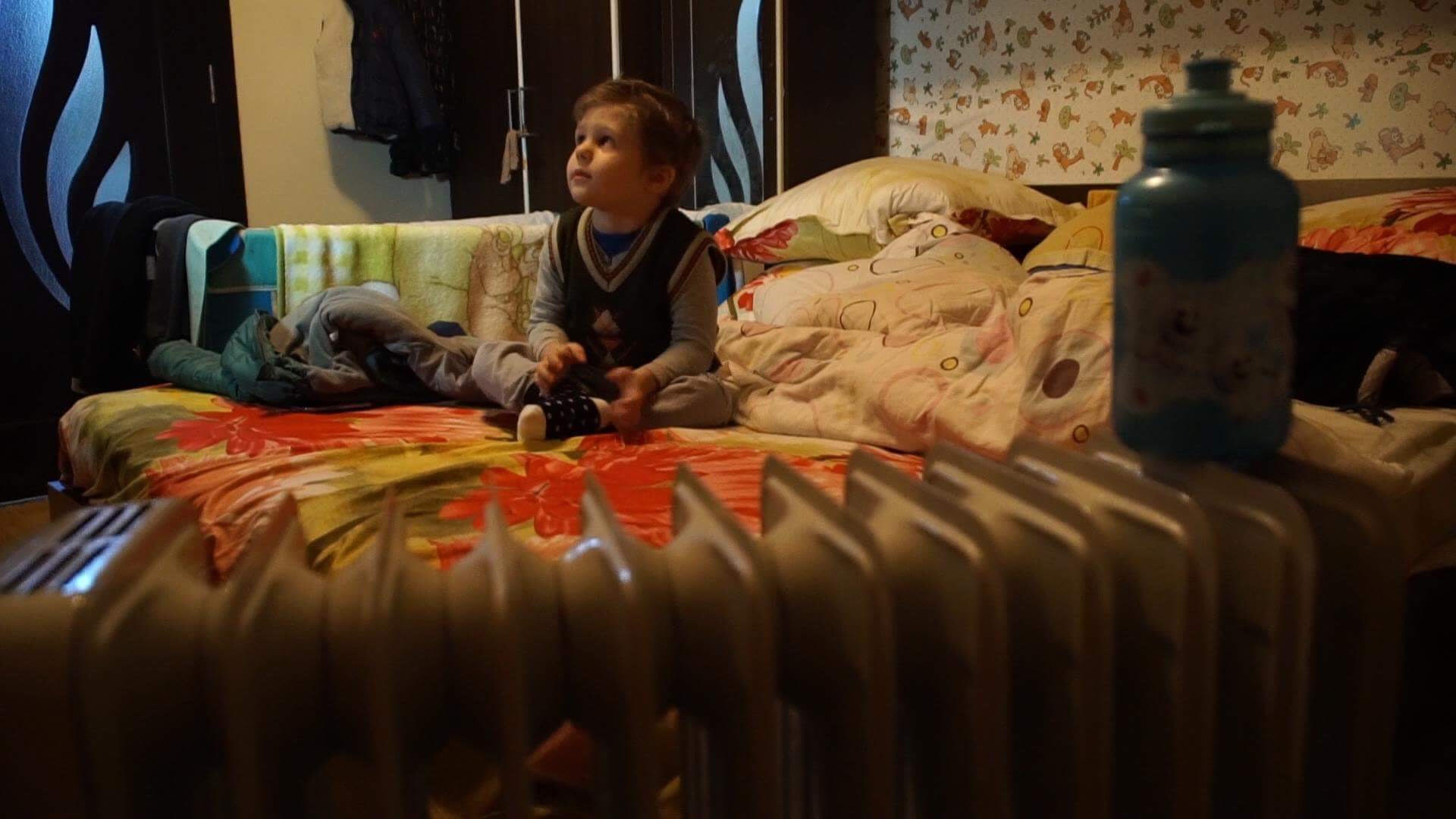 Câțiva restanțieri țin în frig și fără apă caldă 100 de familii din Botoșani
