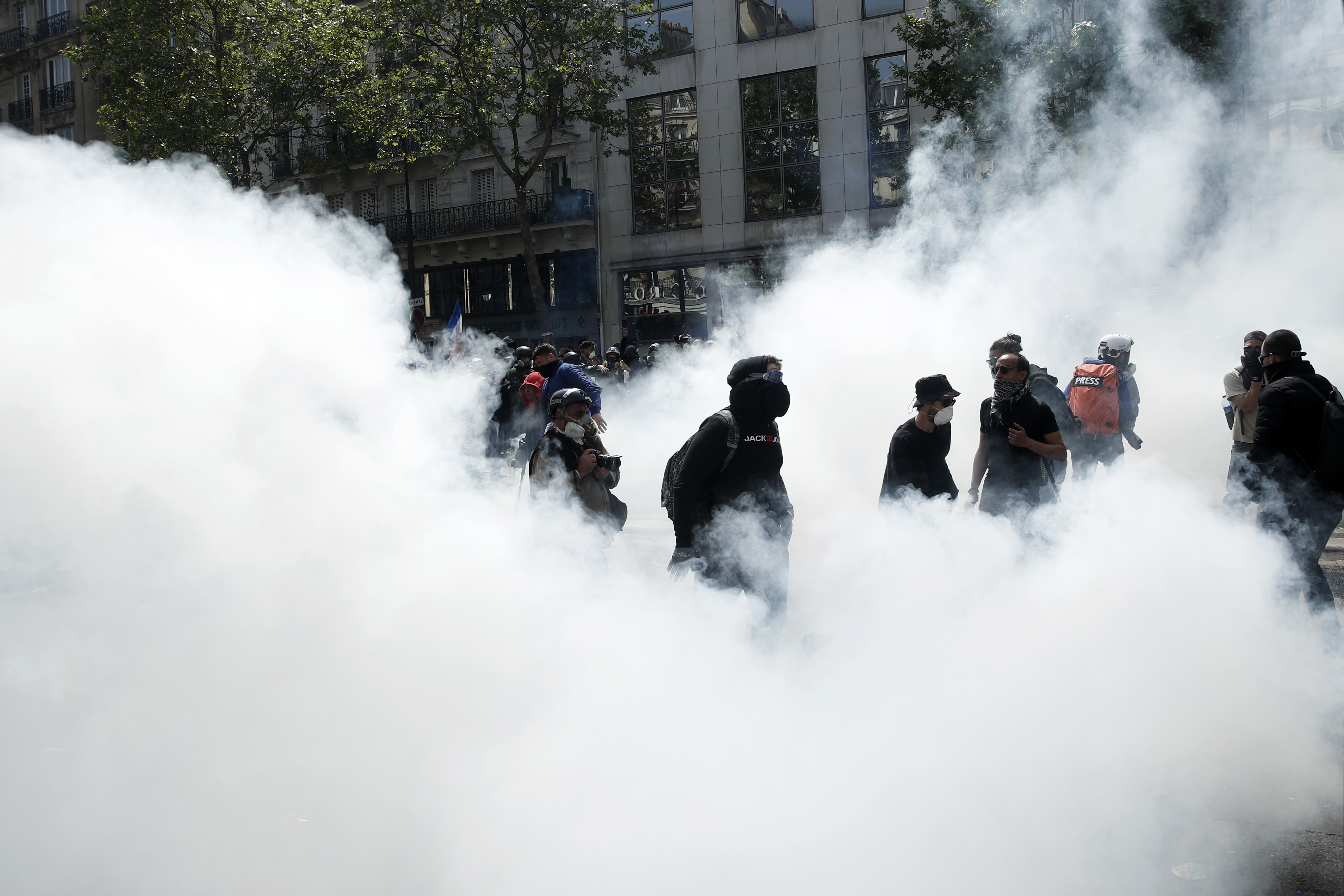 Violențe la mitingul de 1 Mai de la Paris. Poliția a făcut arestări și a lansat gaze lacrimogene (FOTO)