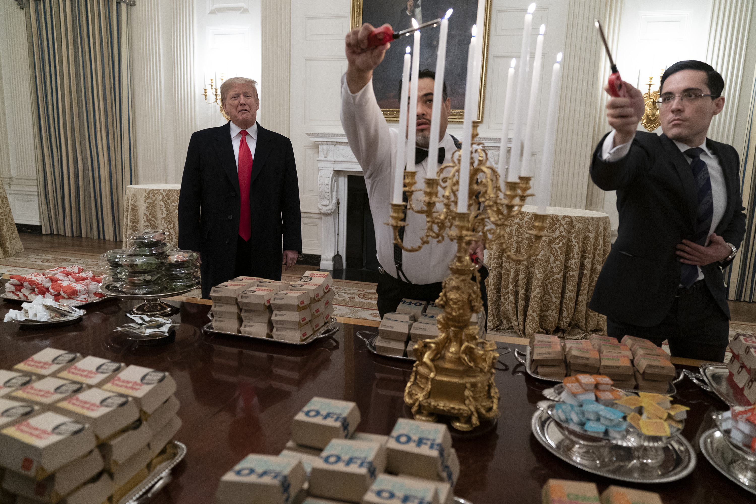 FOTO & VIDEO | Trump a servit invitații de la Casa Albă cu hamburgeri: "Am pus pe masă cea mai bună mâncare americană"