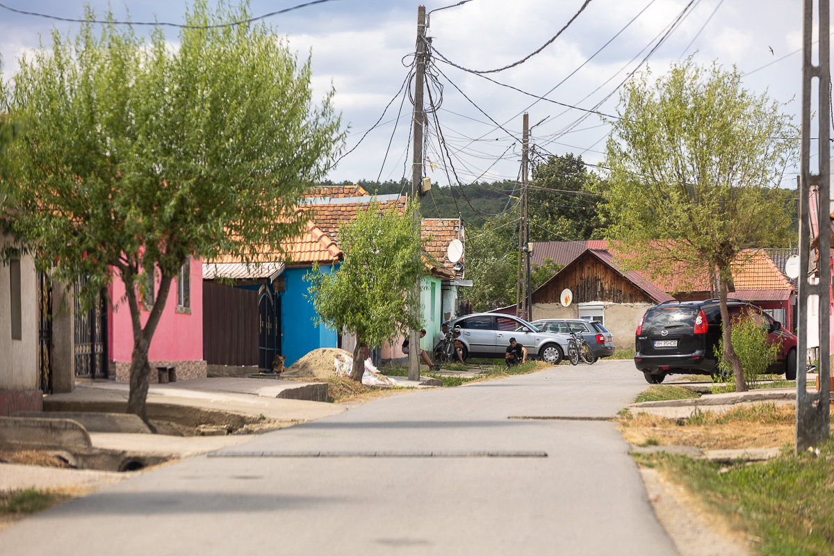 Mărturiile angajatelor plătite cu 2.700 de lei pe lună de Viorel Pașca: „A ajutat pe toată lumea! Şi pe noi, că am mai avut unde lucra!”