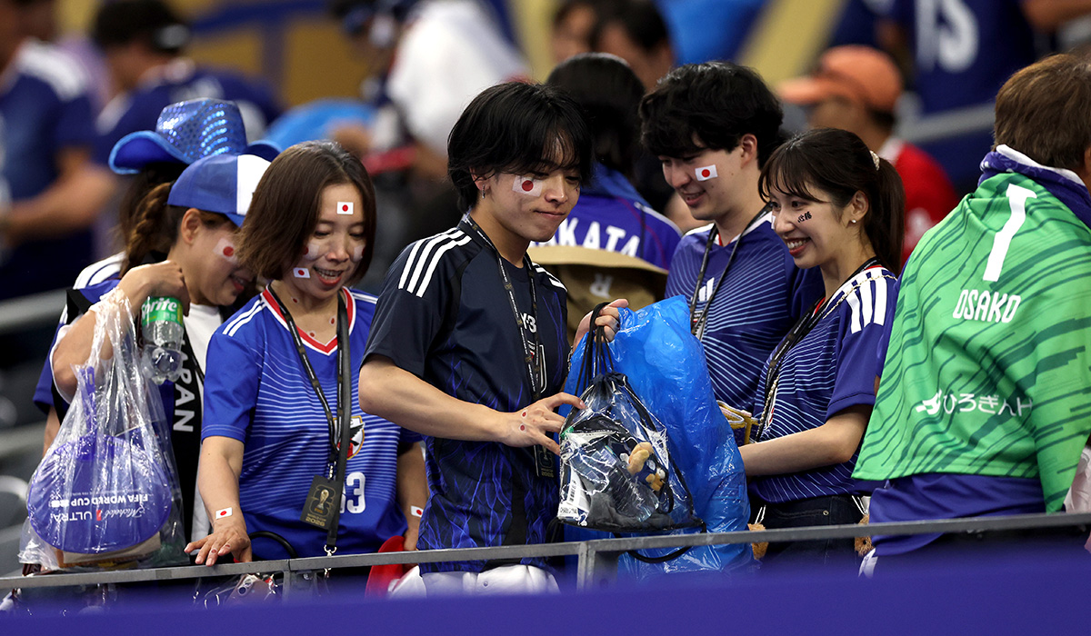 VIDEO Spectatorii japonezi uimesc lumea la Cupa Mondială făcând curățenie pe stadioane. "Învață de mici să nu creeze neplăceri. E o parte a culturii lor"