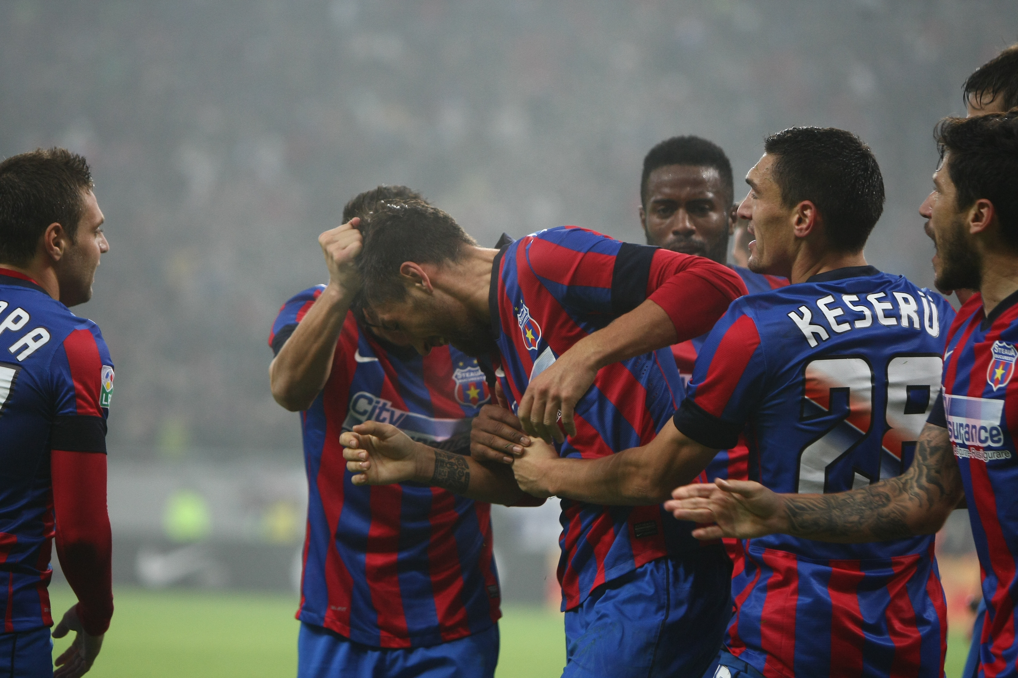 GALERIE FOTO&VIDEO/ DERBY-UL ROMÂNIEI, STEAUA - DINAMO 3-0. ^ Echipa din Ghencea i-a speriat pe ”câini” de Halloween! Szukala, Papp și Keșeru au înscris pentru roș-albaștri. Arlauskis și Bărboianu, loviți de petardele aruncate de suporteri. Băiatul lui Florentin Petre a debutat la Dinamo