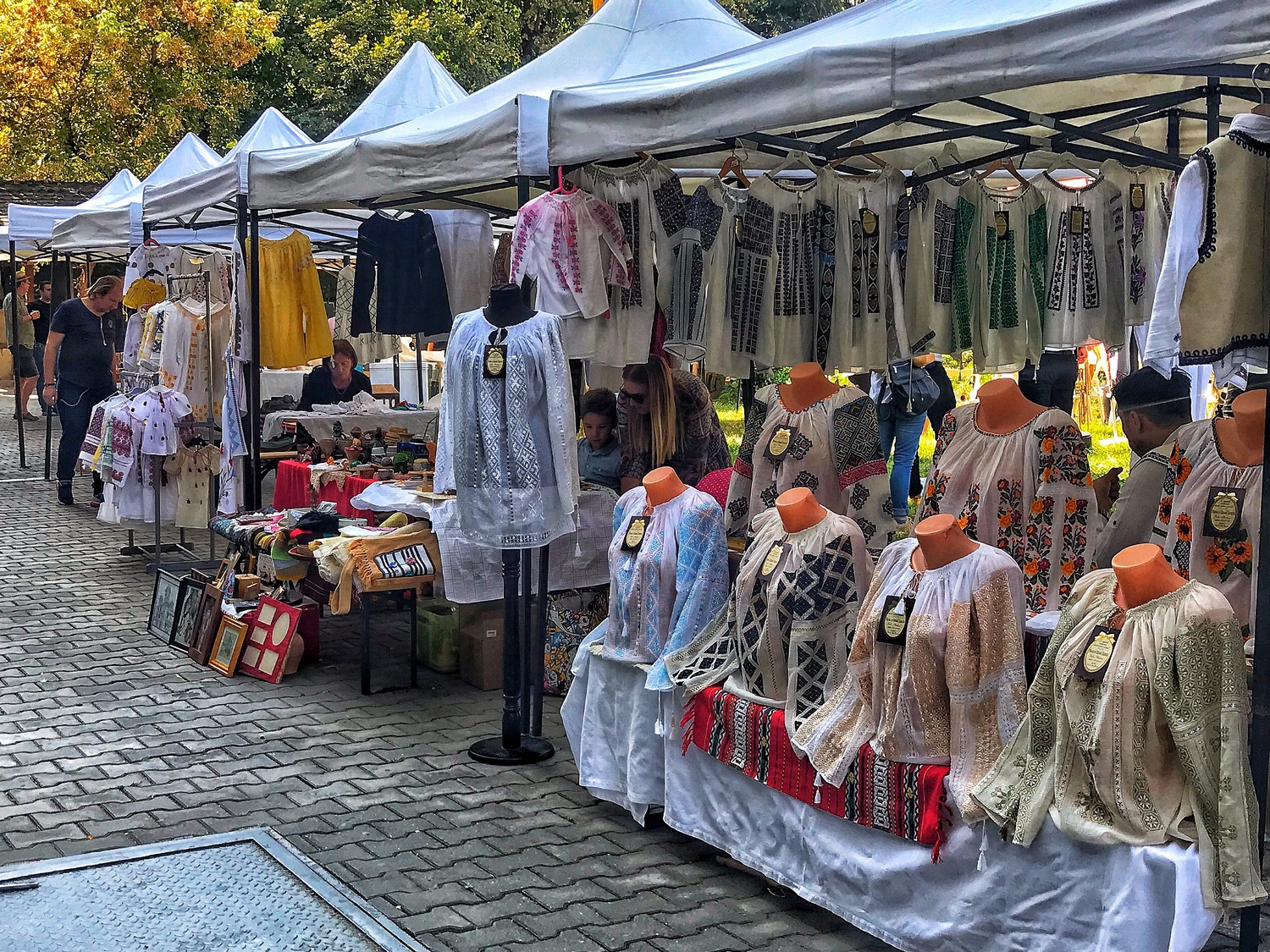Sărbătoare la șosea. Meseriași și negustori ai Bucureștiului de altădată sunt prezenți până duminică la Muzeul Țăranului Român﻿