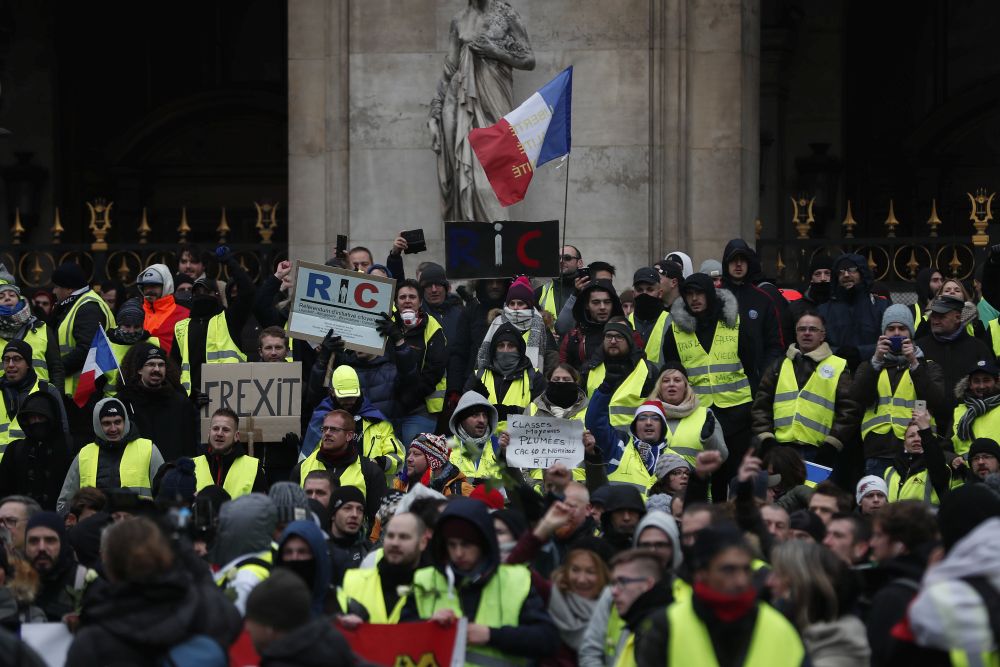 UPDATE/ „Vestele Galbene” continuă protestele în Paris. Zeci de persoane reținute. Gest inedit al unor franțuzoaice: protestează la bustul gol! FOTO în articol