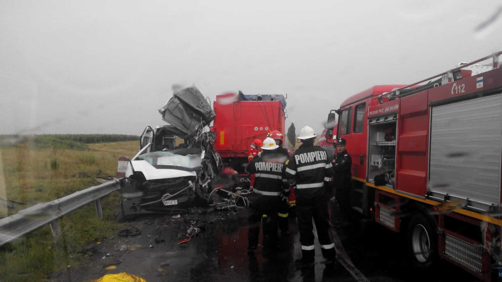 Doi morți și patru răniți într-un accident în Brăila. Un microbuz a fost lovit de un TIR intrat pe contrasens/ FOTO&VIDEO