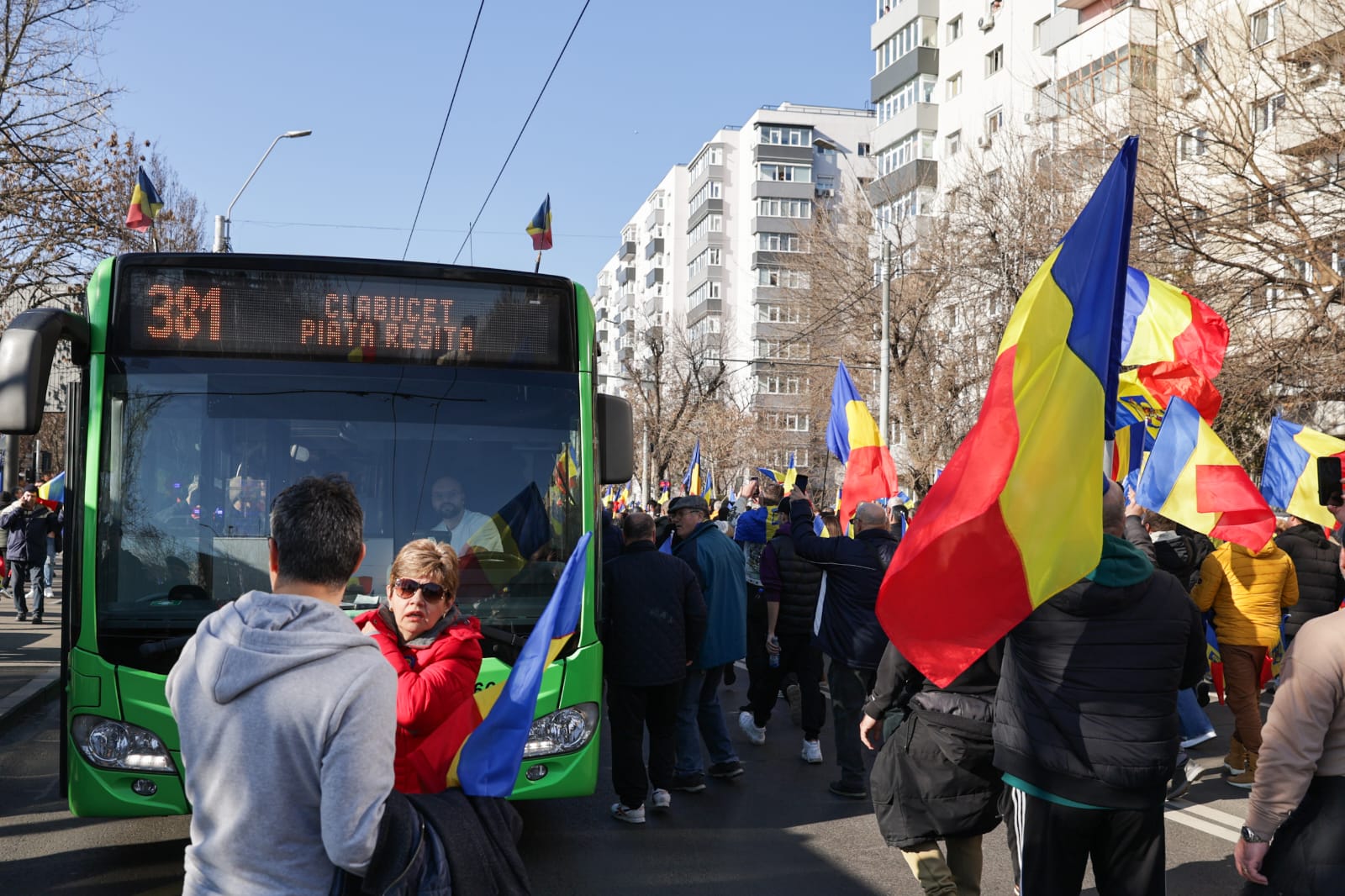 Oameni urcați pe blocuri în București ca să vadă marșul susținătorilor lui Călin Georgescu