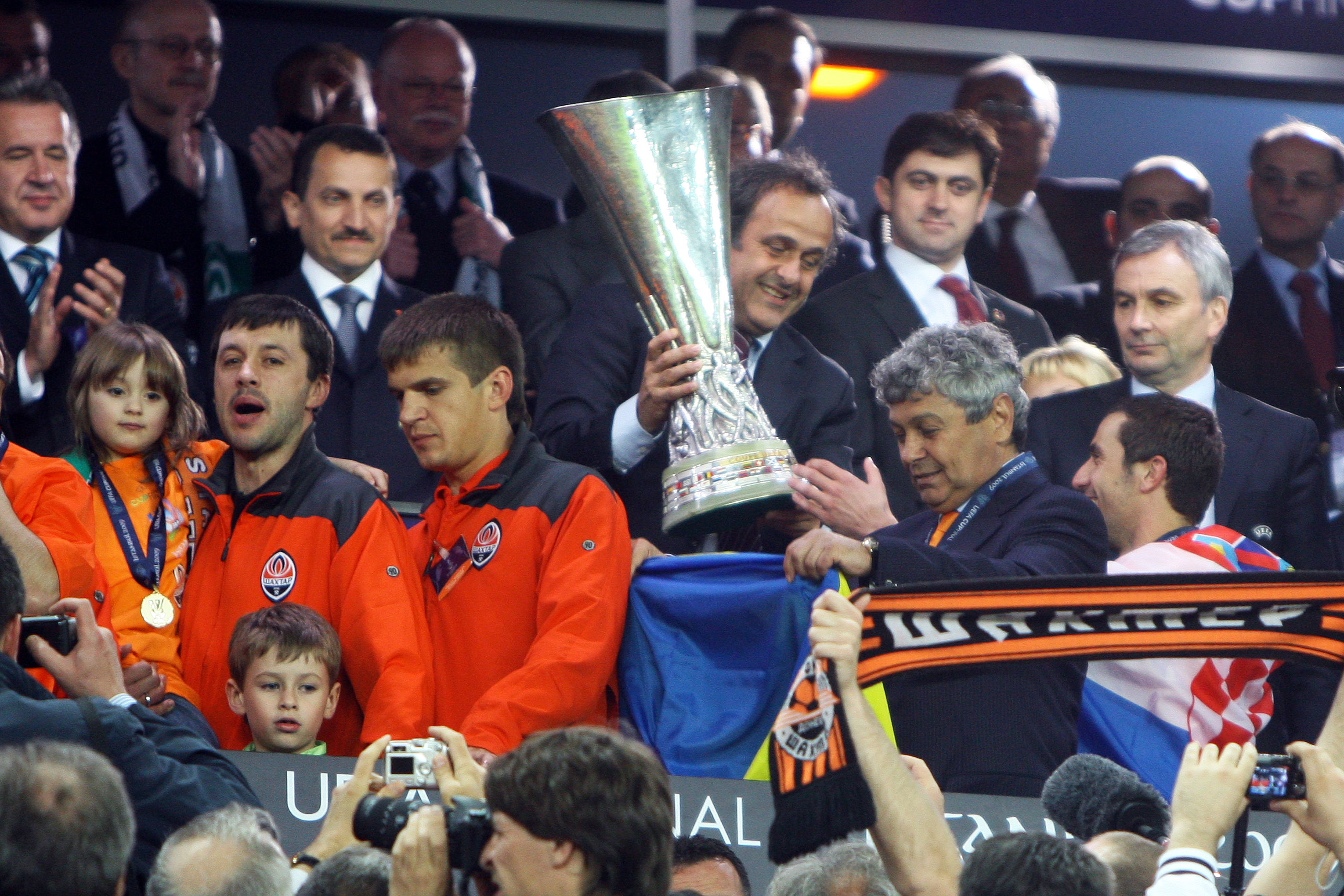 Mircea Lucescu împlinește astăzi 70 de ani. Pe urmele lui Alex Ferguson și Giovanni Trapattoni. ^”Mircea simte că va continua să mai antreneze. Nu poate trăi fără fotbal”