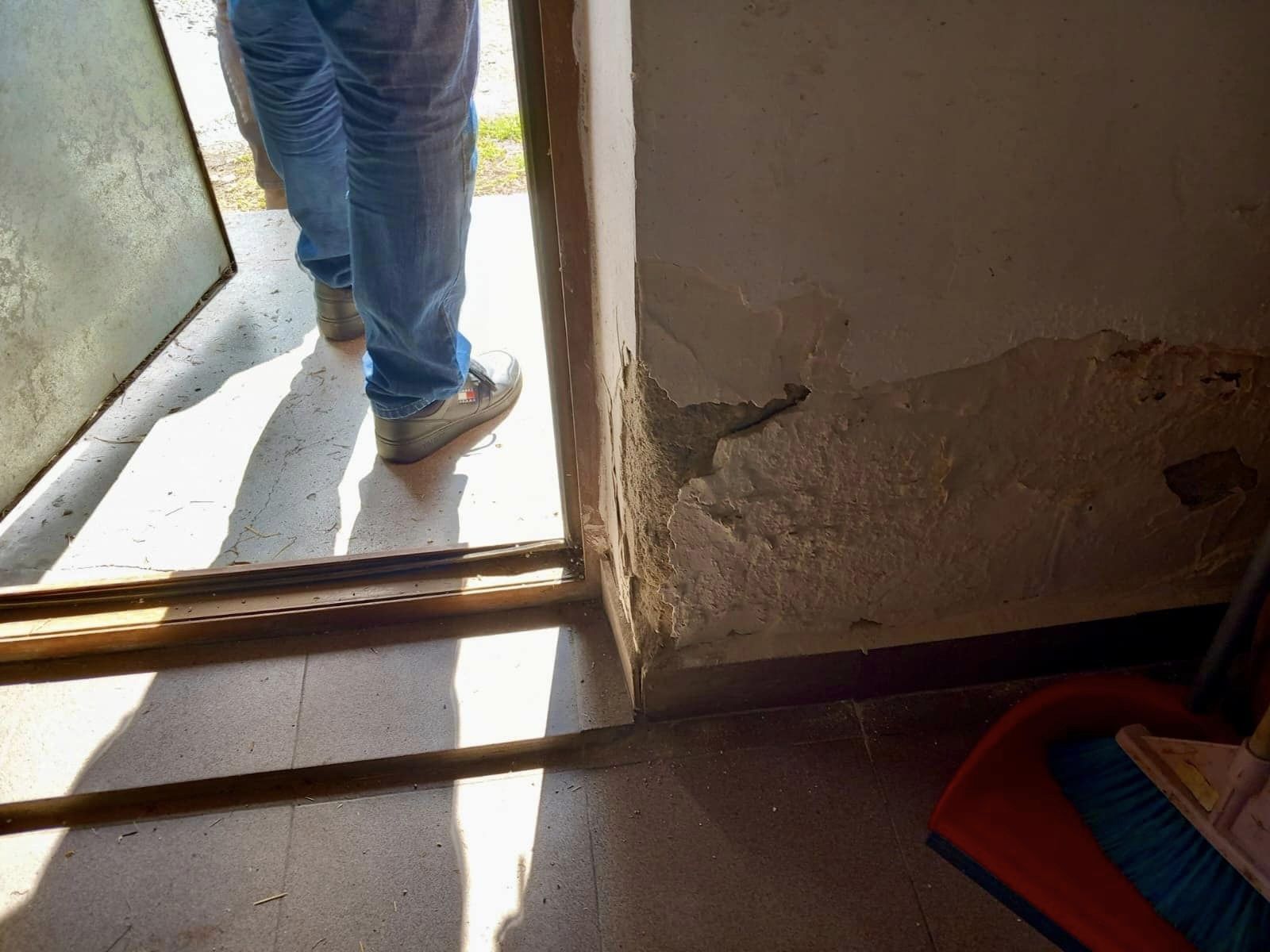 Încă un „azil al groazei” descoperit în Prahova. 93 de bătrâni, ținuți în condiții mizere, unii dintre ei cu râie