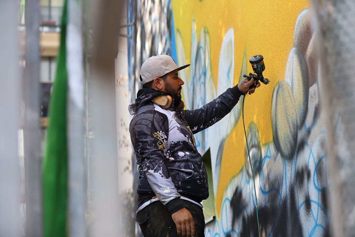 Fotbalistul Vinícius, pictură murală uriașă în centrul Bucureștiului. „Blocul acesta începe să devină faimos”. Lucrarea este realizată de un artist brazilian celebru