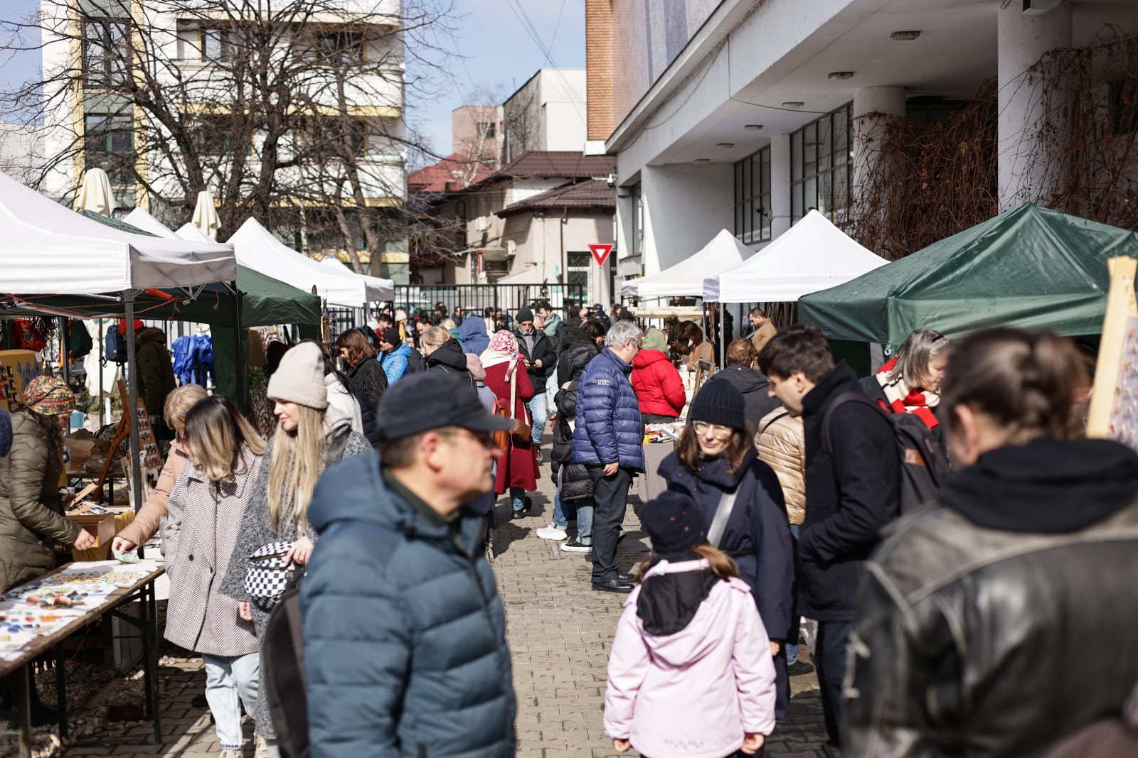 De la mărțișoare handmade la adevărate bijuterii din aur și argint: ce prețuri găsești la Târgul Mărțișorului 2026