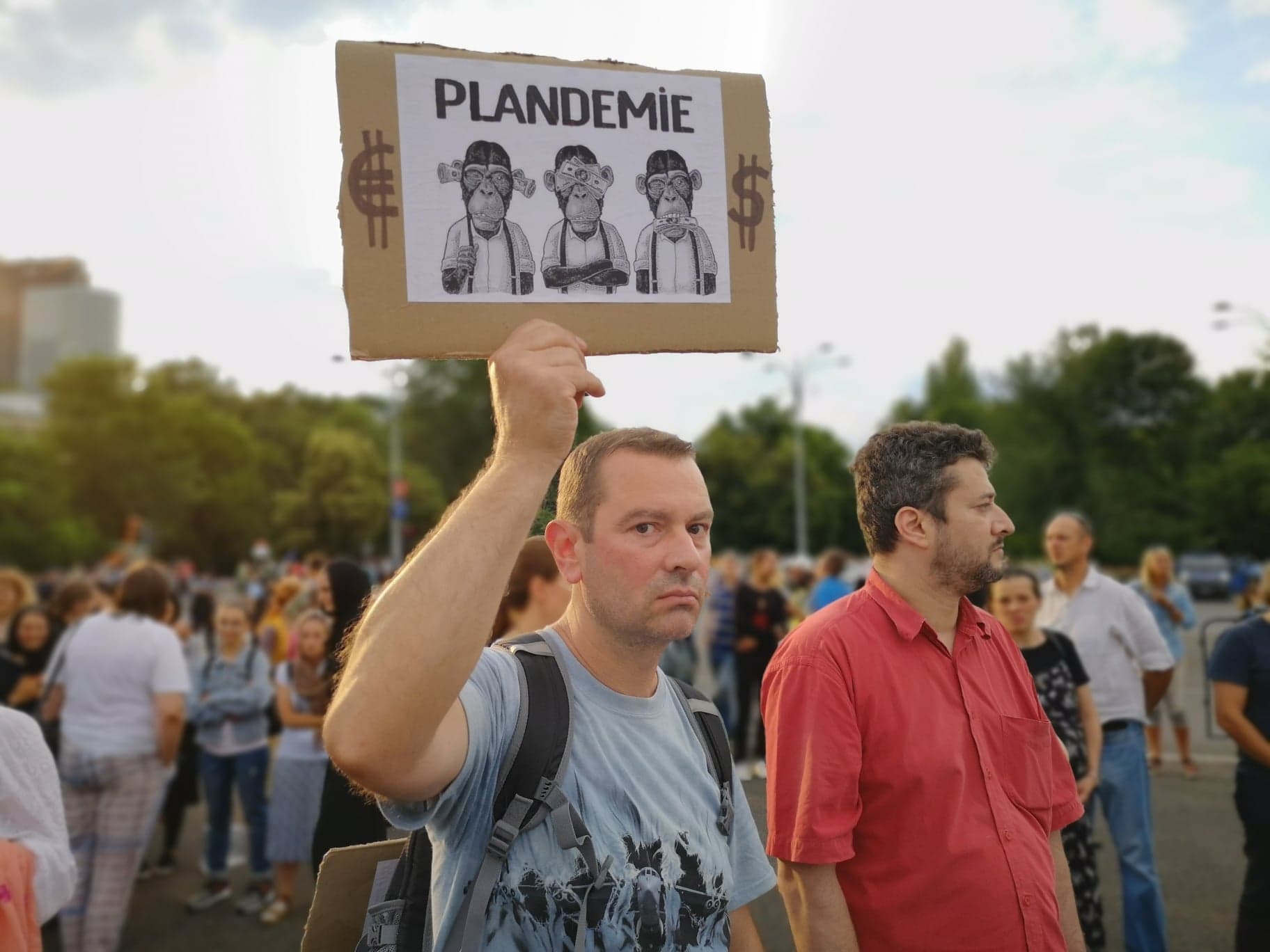 Miting împotriva legii carantinării și izolării, în fața Guvernului. ”Cred în Dumnezeu, nu în Covrig-19”. Raed Arafat, mesaj pentru protestari: ”Îi așteptăm la spital”