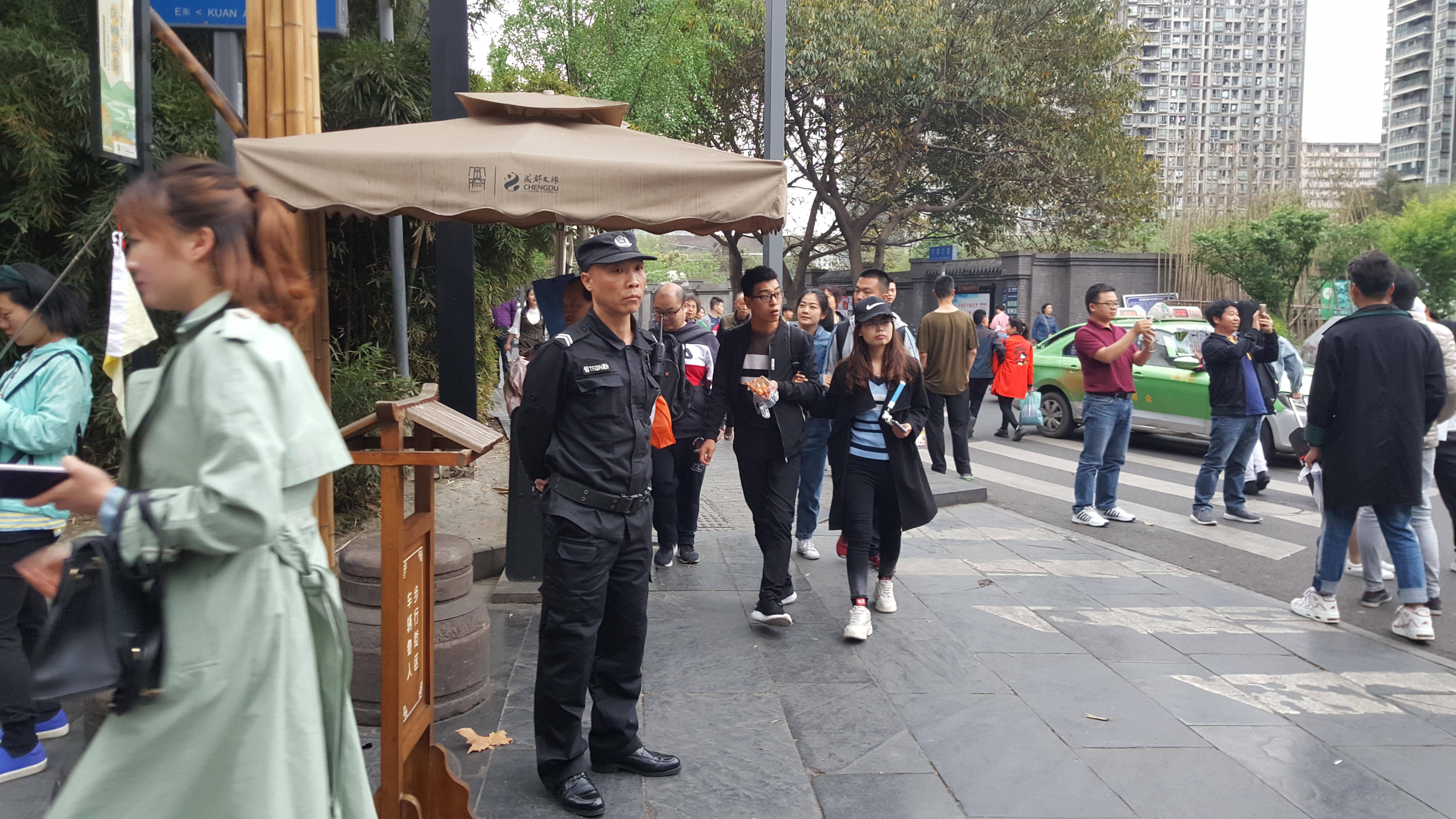 CORESPONDENȚĂ DIN SICHUAN și BEIJING, ULTIMUL CAPITOL | Scriitoarea Doina Ruști, despre plimbarea pe strada unuia dintre cei mai importanți poeți chinezi și excursia la Marele Zid