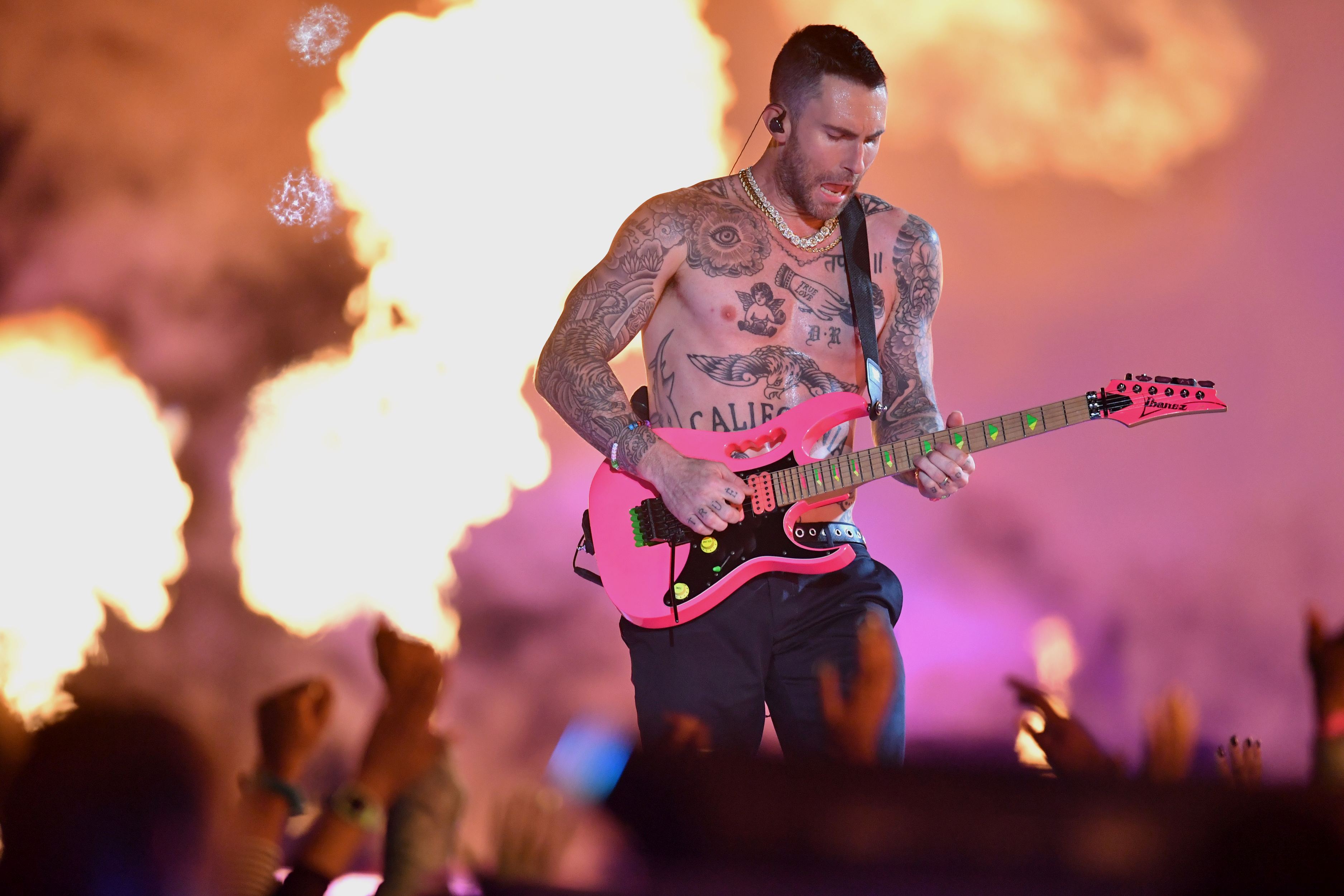 FOTO | Adam Levine, show la bustul gol în pauza Super Bowl 2019. Reacția fanilor a fost neașteptată