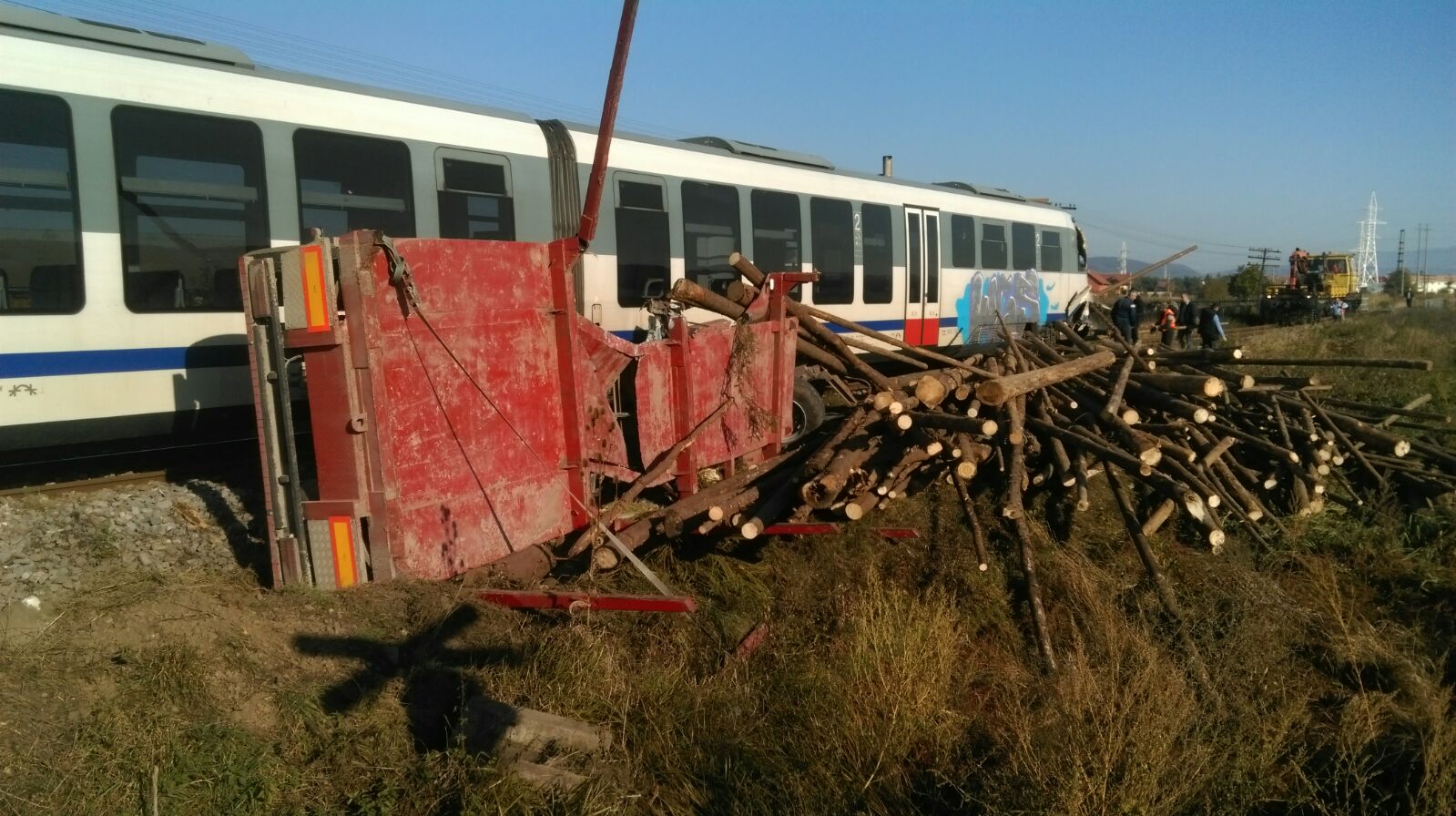 Camion spulberat în urma unui accident de tren în Mureș. Șoferul a scăpat miraculos