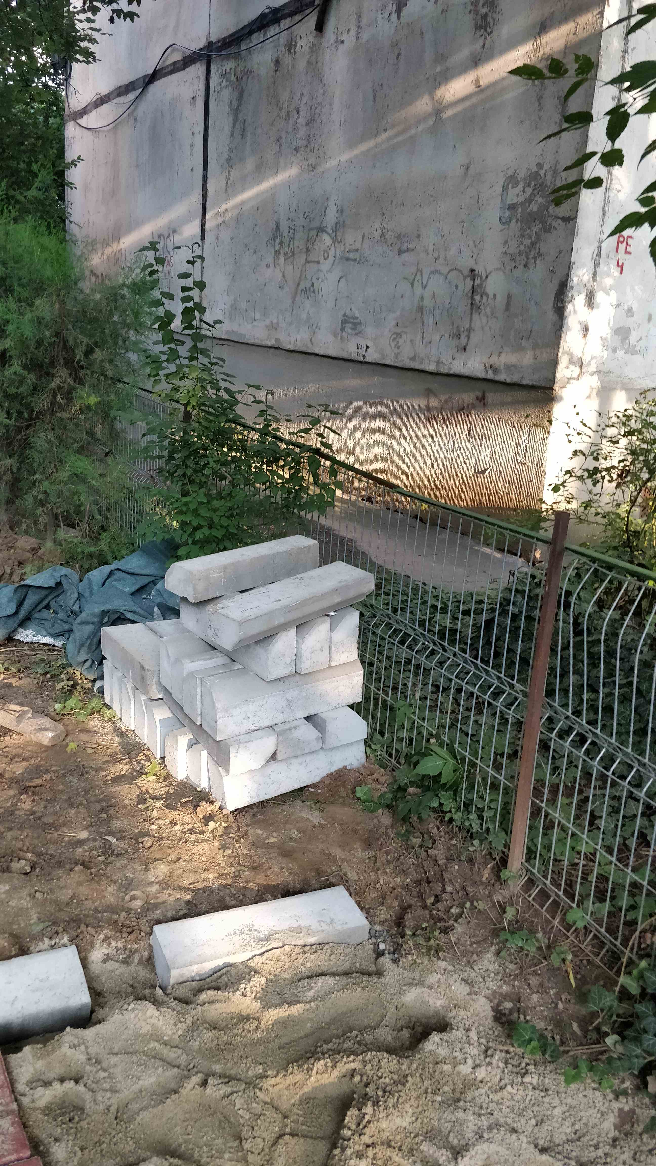 Primăria Sectorului 3 a început asfaltarea spațiului verde (FOTO)
