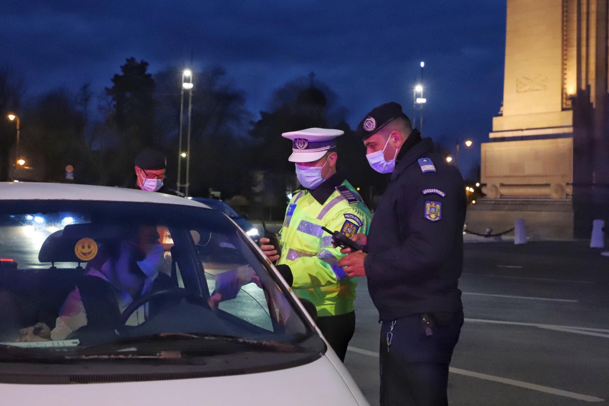 Zeci de filtre în București, în prima zi cu noile restricții. Circulația, restrânsă de la ora 20.00, în weekend