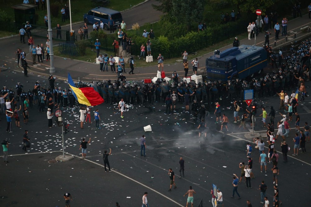 UPDATE. Război de stradă între jandarmi și huligani, în Piața Victoriei. 452 de persoane rănite / VIDEO&FOTO