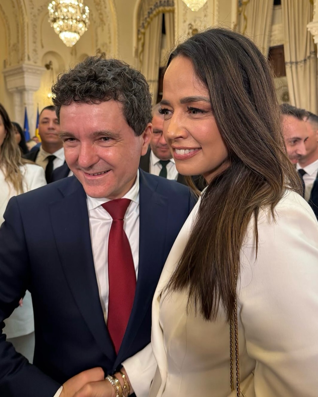 Imagini cu vedetele la învestirea lui Nicușor Dan. Delia, Andreea Raicu și Anca Serea nu au ratat ocazia de a face poză cu noul președinte al României