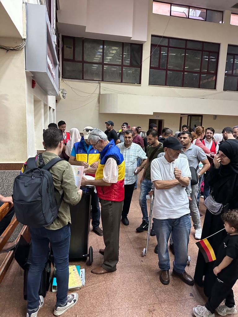 Primii români care au ieşit din Fâşia Gaza au ajuns la București. Urmează al doilea grup