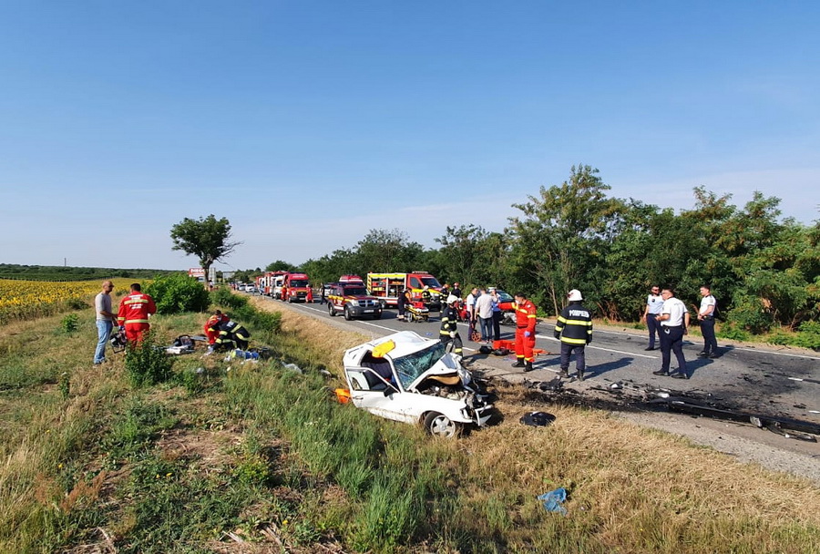 Două mașini s-au izbit frontal în județul Bihor. Un bărbat și un copil de 4 ani au murit