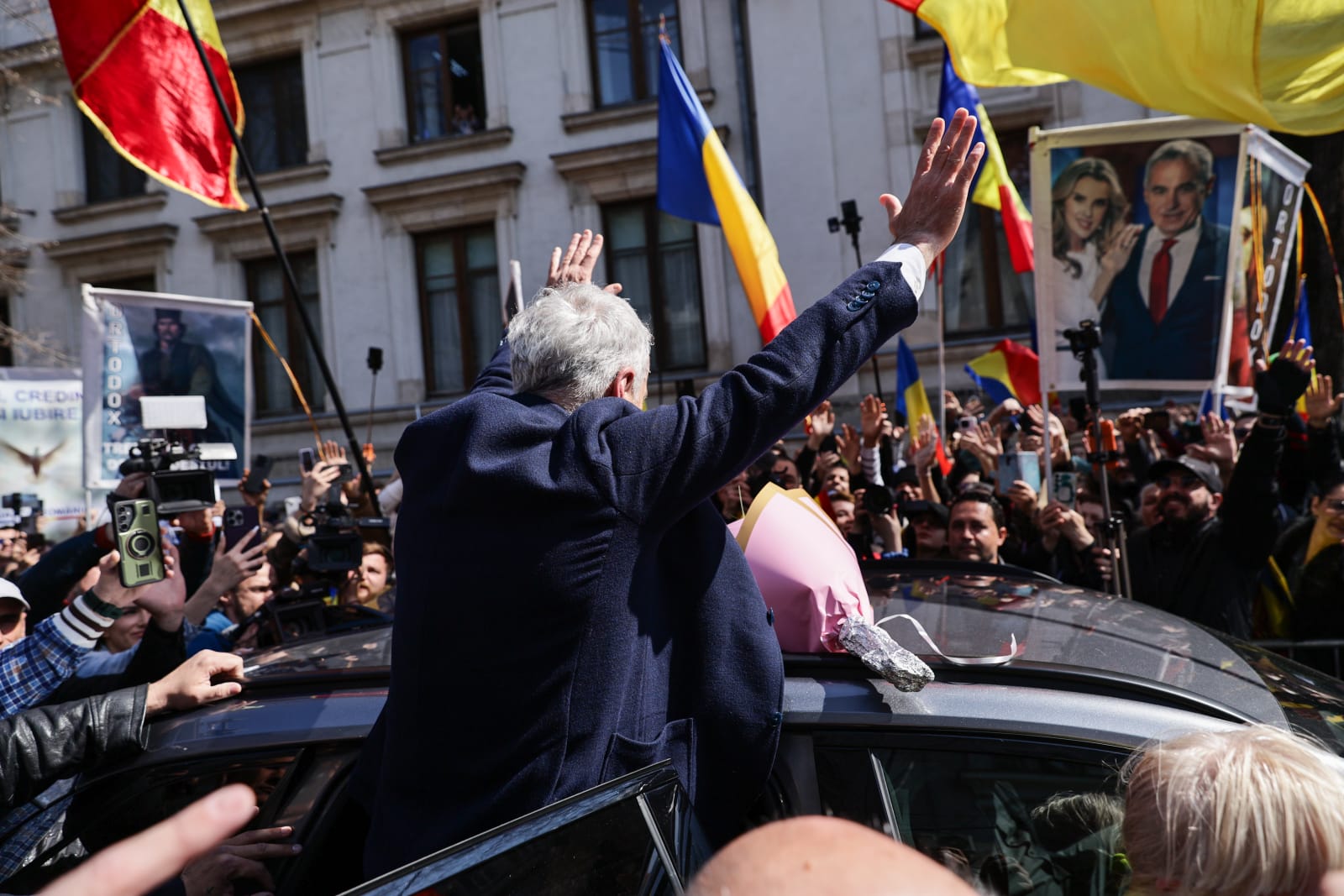Călin Georgescu a primit cadou de ziua sa încă 60 de zile de control judiciar. Susținătorii l-au așteptat în fața judecătoriei cu un tort și i-au cântat „La mulți ani”