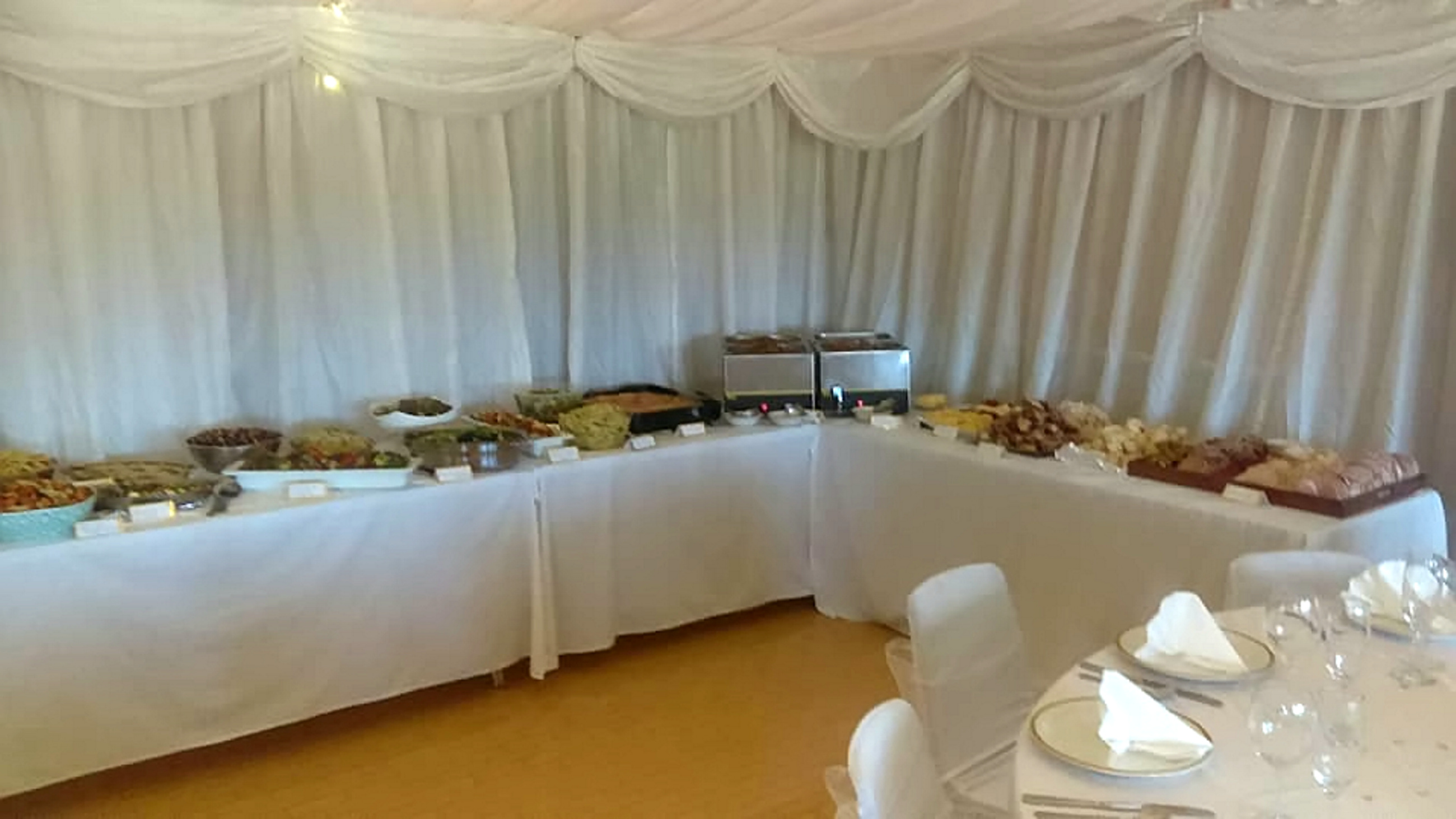 FOTO | Un cuplu a folosit alimente care urmau să fie aruncate pentru a hrăni cei 140 de oaspeți de la nunta lor