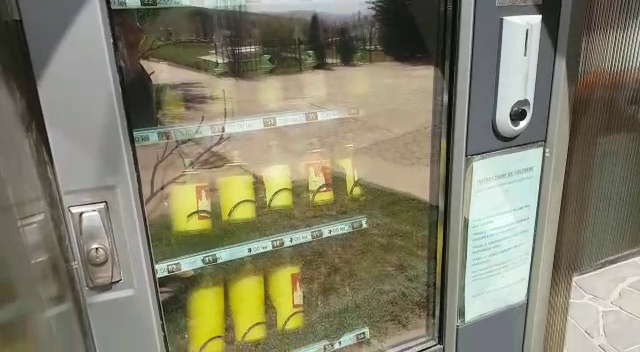 VIDEO/Automat cu lumânări și tămâie la intrarea într-un cimitir din Prahova. Inițiativa aparține preotului unei parohii din Câmpina
