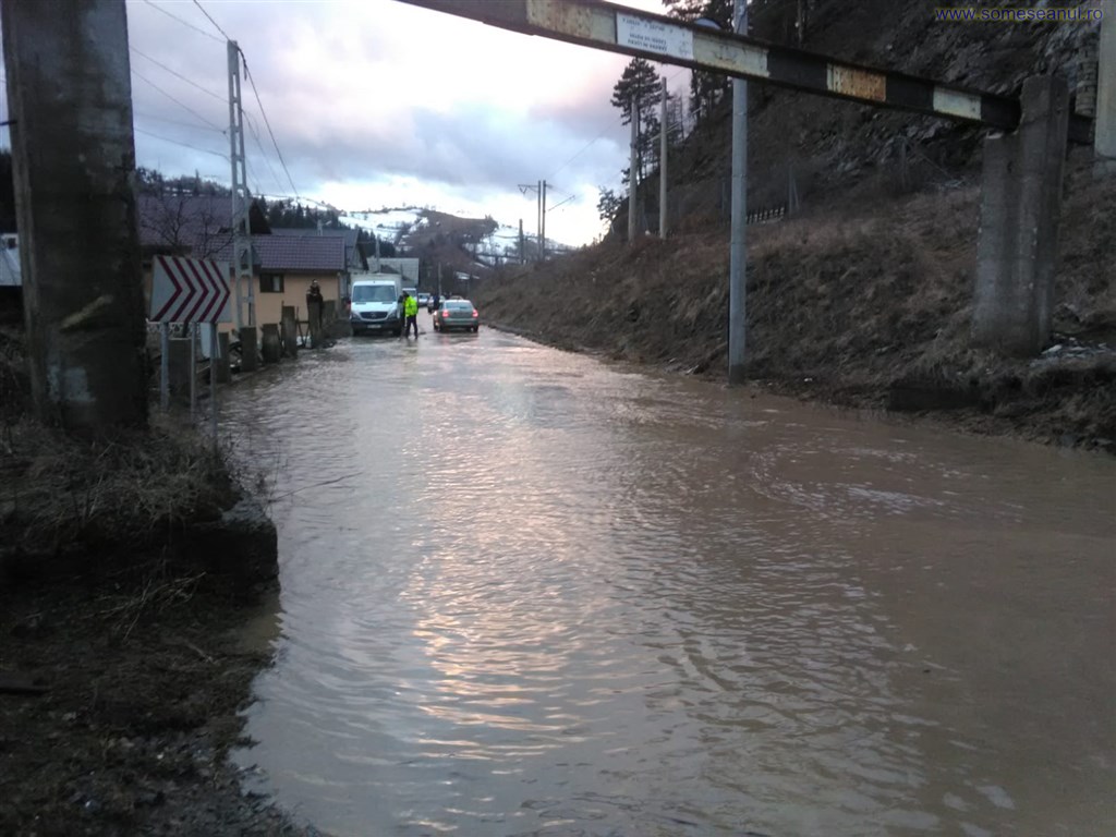 Un drum şi mai multe gospodării din Bistriţa-Năsăud au fost inundate, în urma ploilor abundente