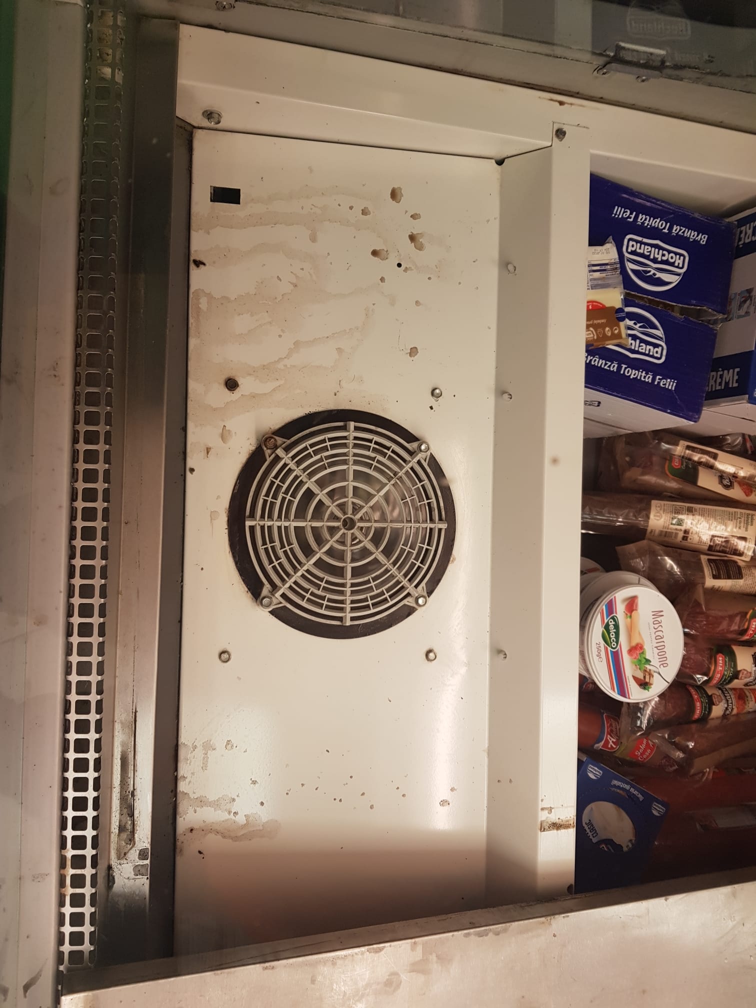 Sute de kilograme de alimente, oprite de la comercializare în două din cele mai populare stațiuni montane. Ce au descoperit inspectorii ANPC